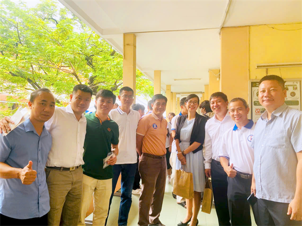 Về thăm trường2