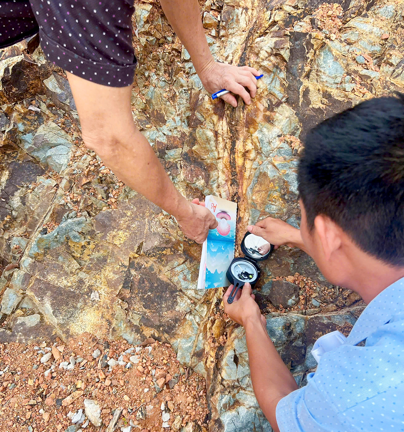 Khảo sát khe nứt của Lớp đá tại khu vực Núi Cố,  phường Phú Hài, tỉnh Lâm Đồn